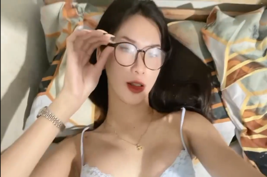 mong to sex Đang ngồi làm thì em cởi đồ làm luôn nháy tại bàn