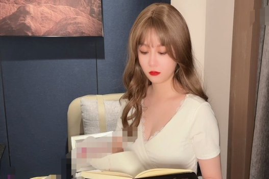sex bắn tinh trong Bướm múp mông ngon của em gái bán bảo hiểm